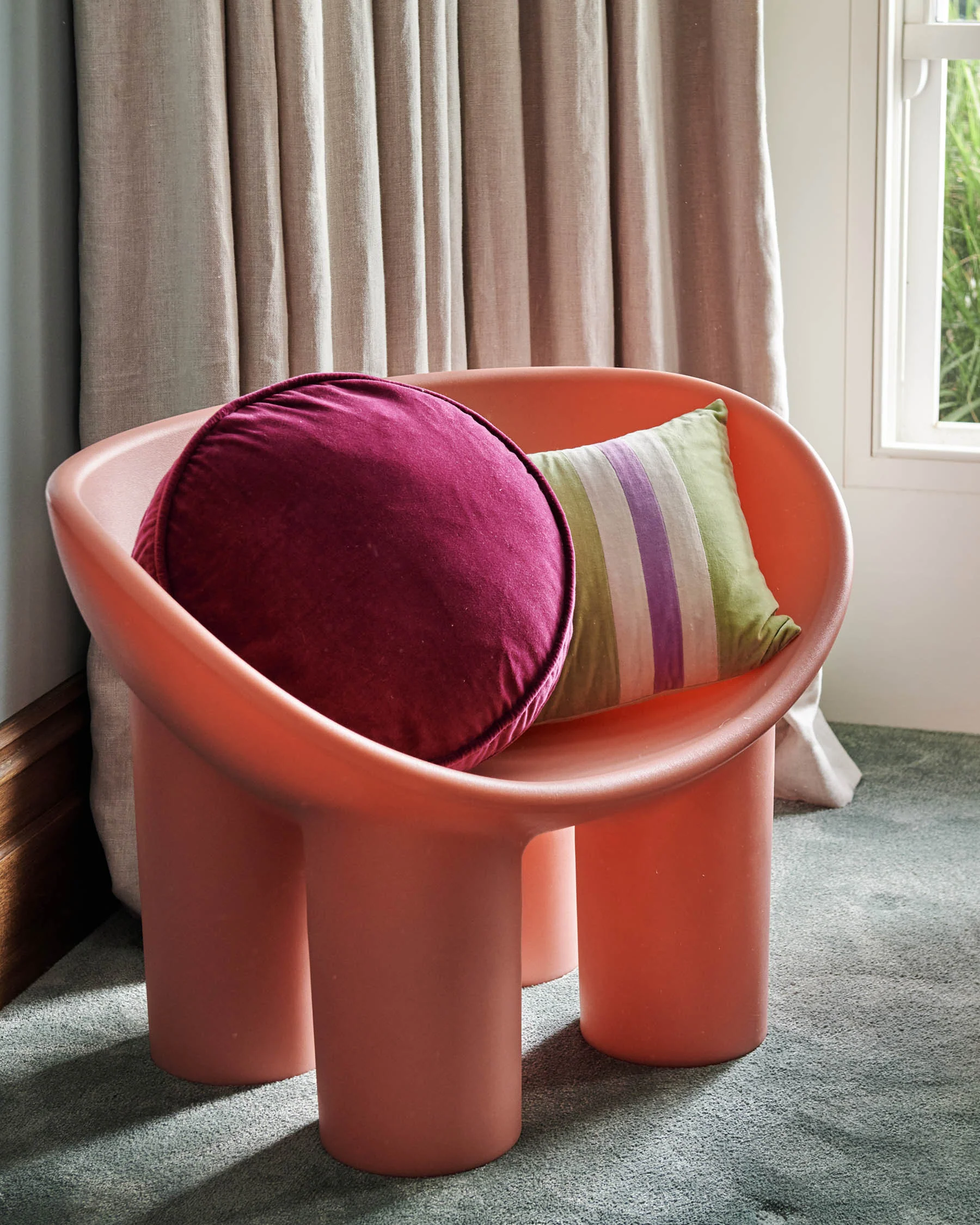 Anemone Velvet Pea Cushion - Image 4